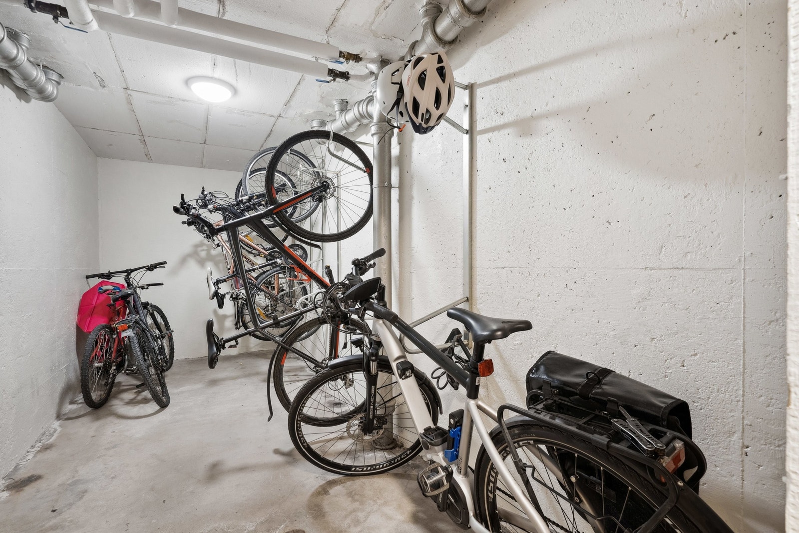 Leilighet har egen kjellerbod, og tilgang til felles sykkelbod og felles vaskerom. Galleribilde