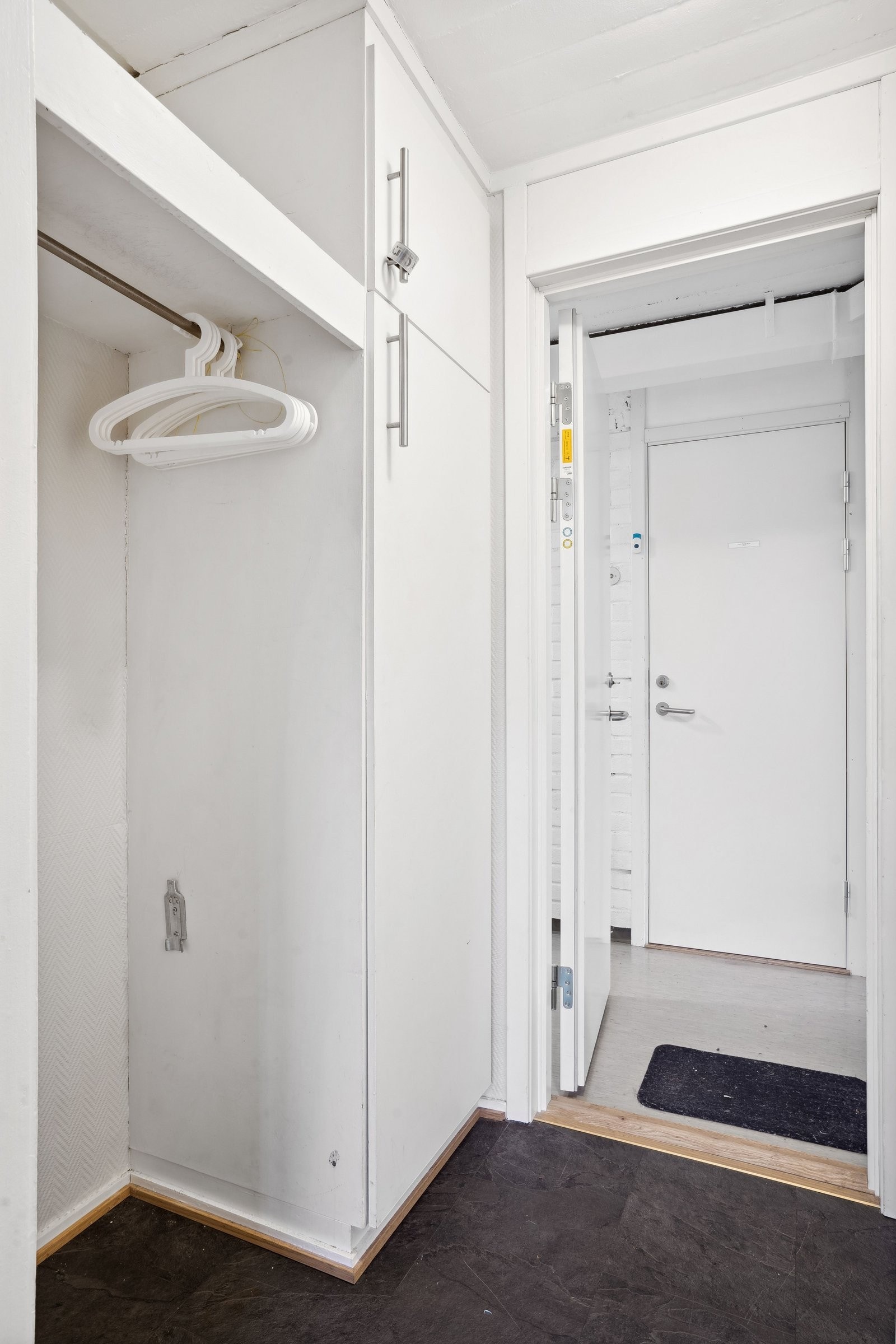 Gang med skap og oppheng til jakker. Galleribilde