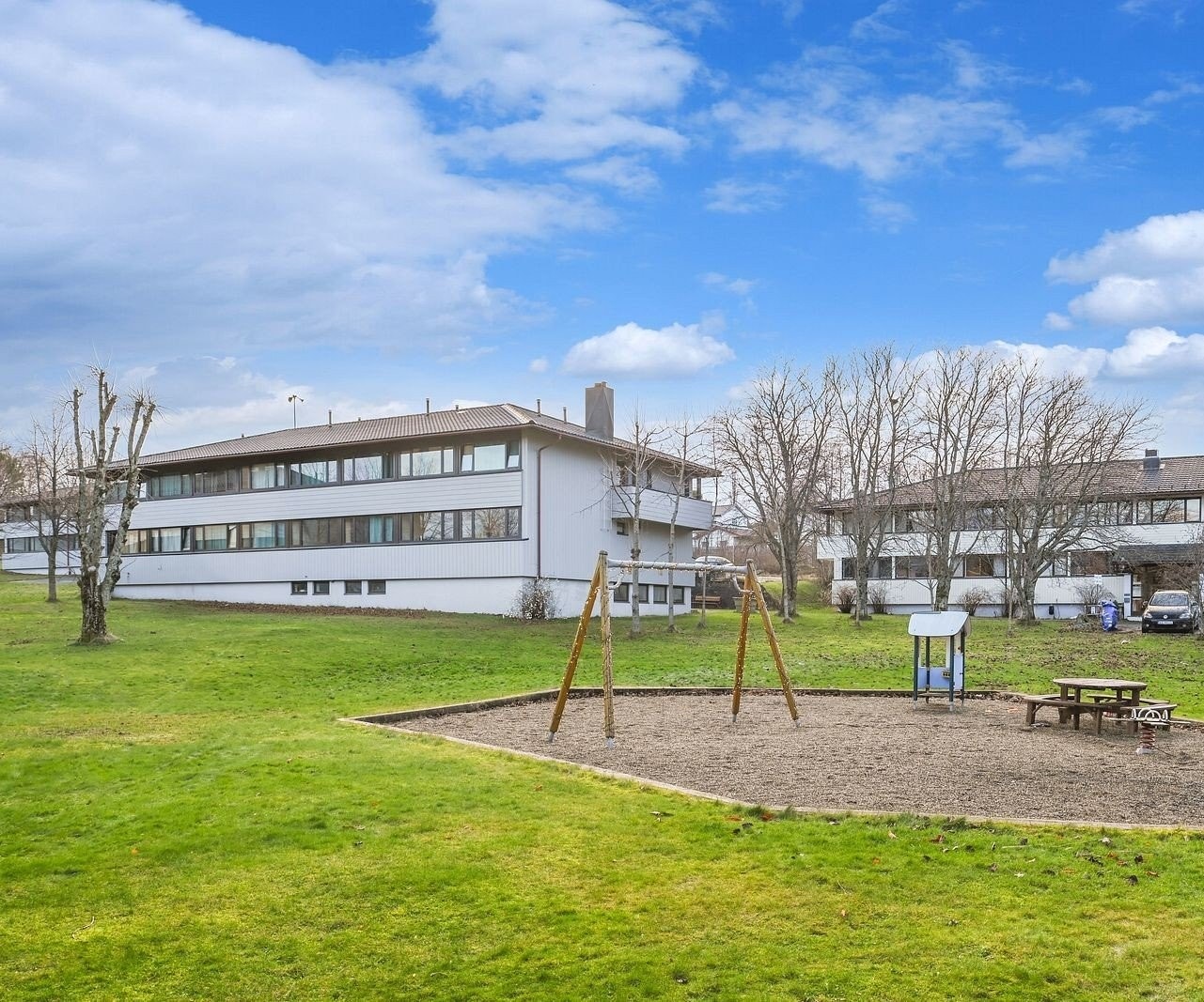 Fine uteområder med lekeplass rett i nærheten. Egne opparbeidede biloppstillingsplasser for andelseiere og gjester ved bygningene. Galleribilde