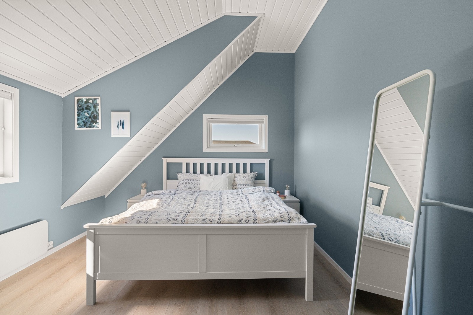 Alle 4 soverommene i etasjen er av god størrelse Galleribilde