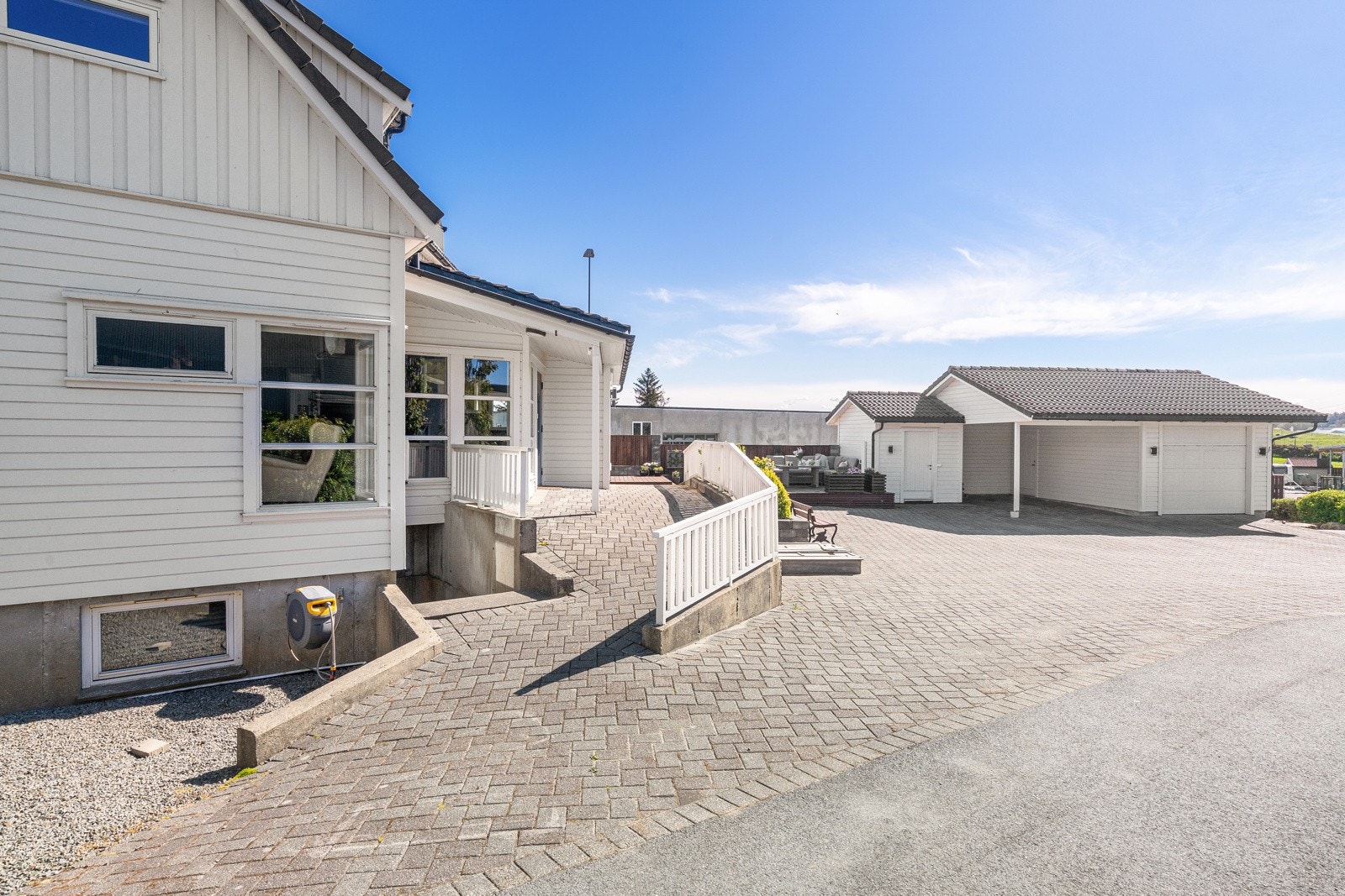 Det er både carport og garasje Galleribilde