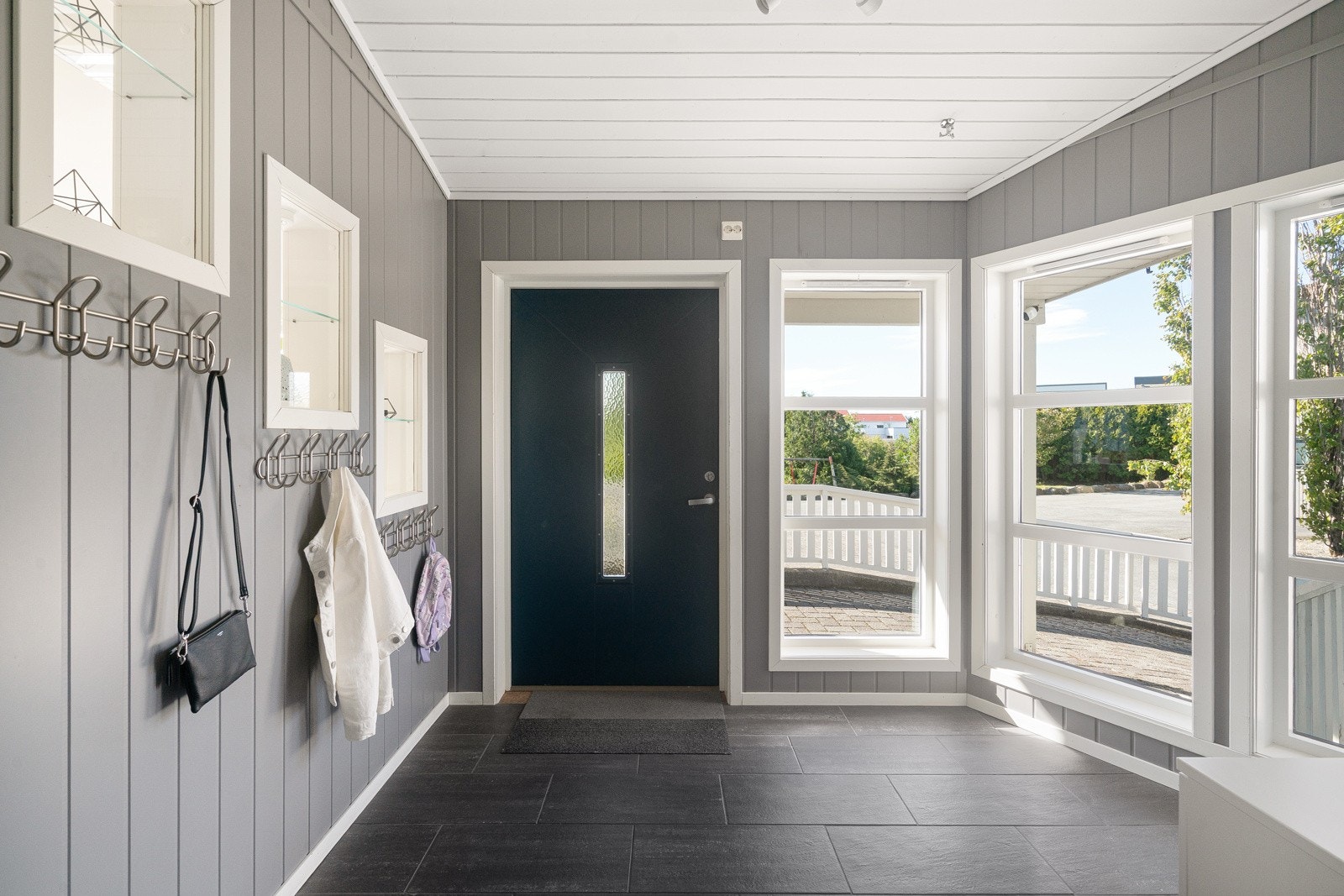 Entre/gang med god plass til diverse oppbervaringsløsninger for yttertøy og sko Galleribilde