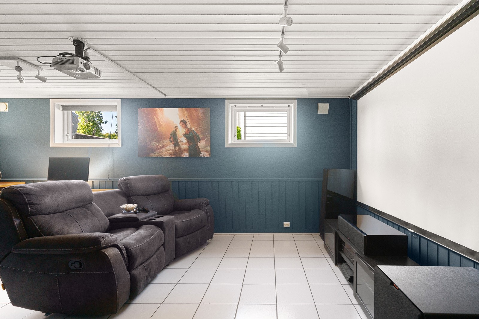 Romslig kjellerstue med god plass til sittegruppe og tv-seksjon Galleribilde