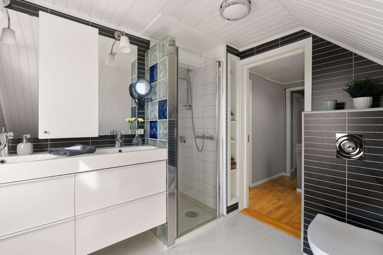 Moderne baderomsinnredning med dobbel servant Galleribilde