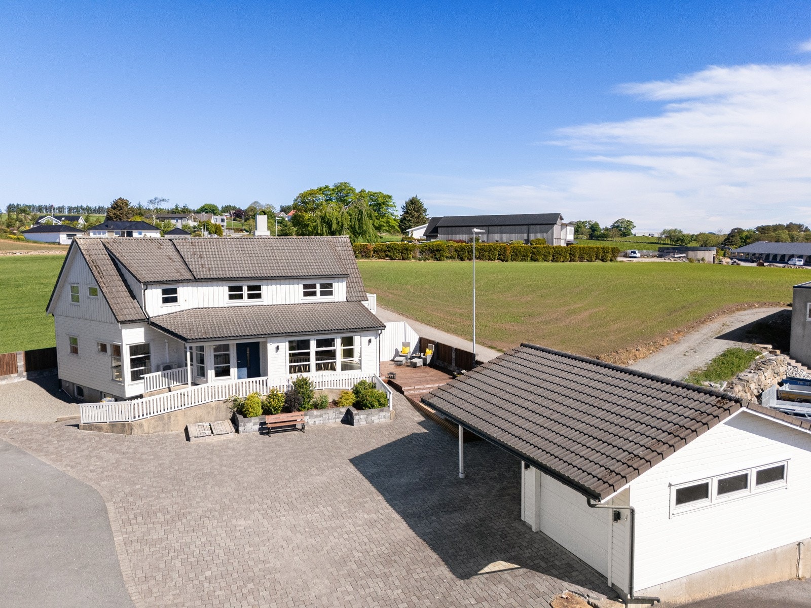 Eiendommen ligger i landlige omgvielser like ved et nyere byggefelt Galleribilde