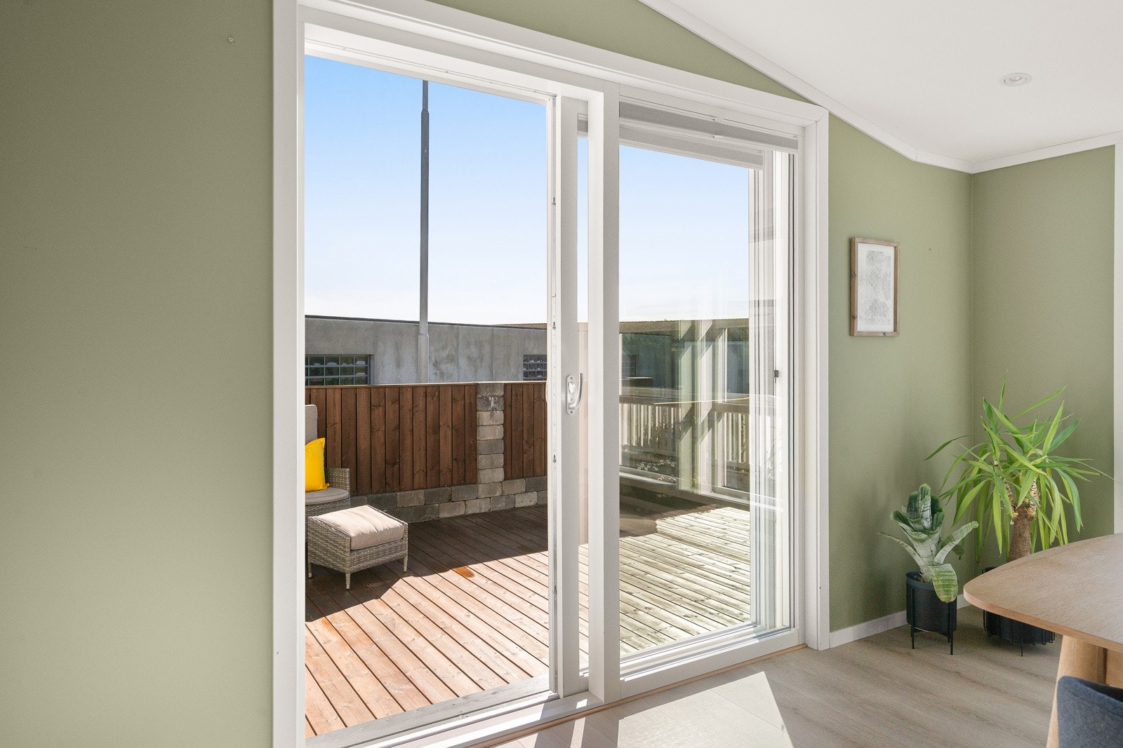 Spisestuen har svært gode lysforhold og utgang til en terrasse Galleribilde