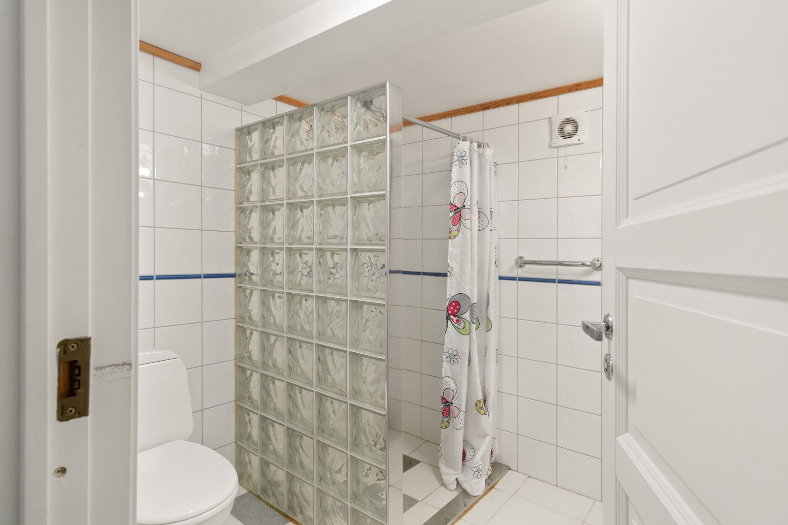 Hellfiset bad i kjeller med toalett og dusj Galleribilde