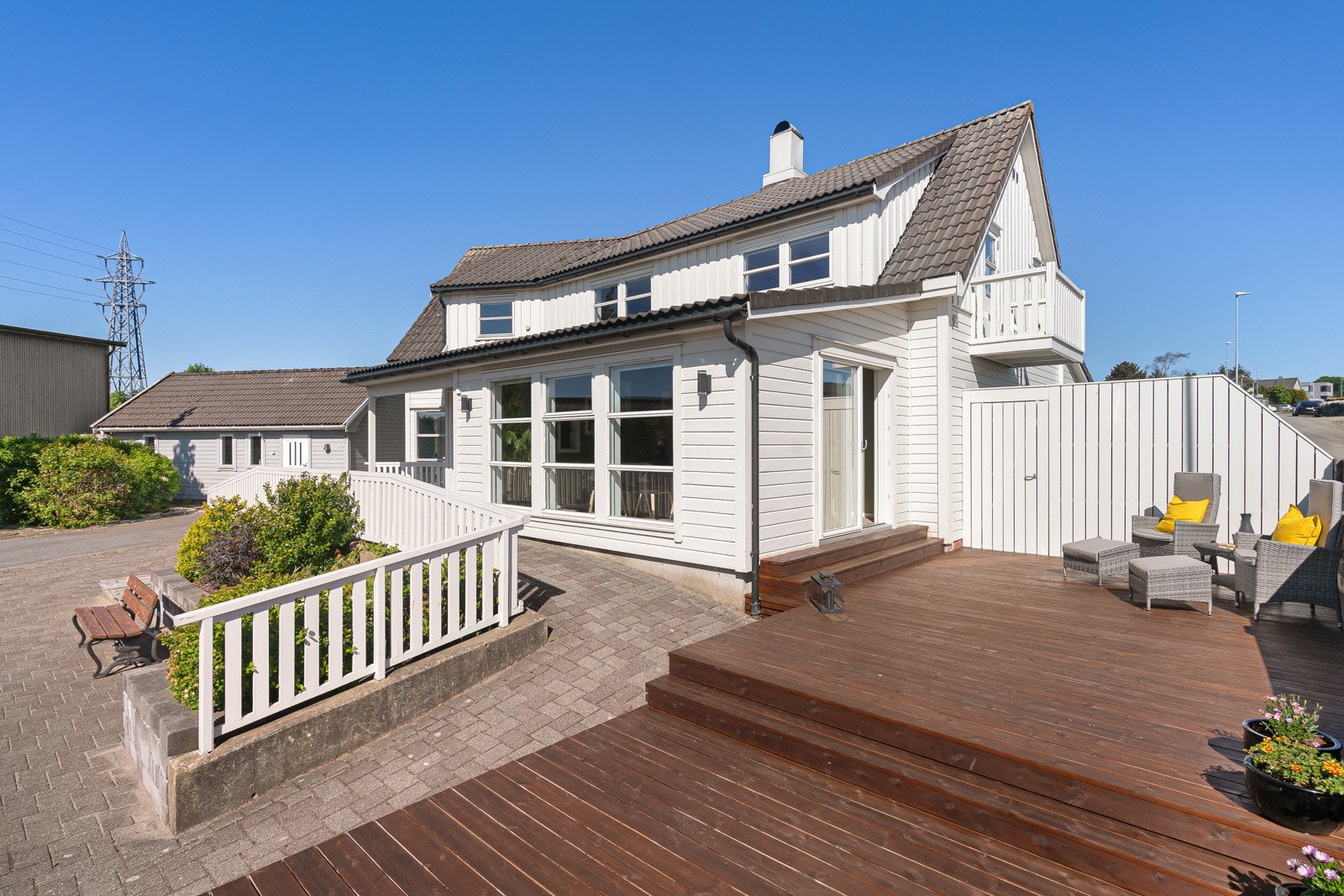 Her har en god plass til hagemøbler og grill Galleribilde