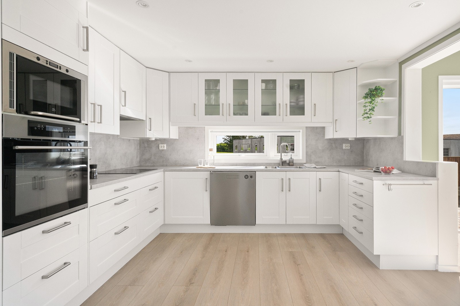 Hvitt kjøkken med god skap- og benkeplass Galleribilde