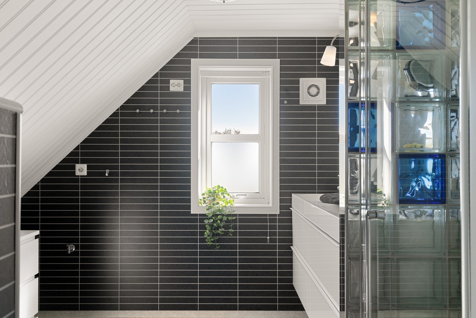 Bad i 2 etasje med vegghengt toalett, dusj og opplegg for vaskemaskin Galleribilde