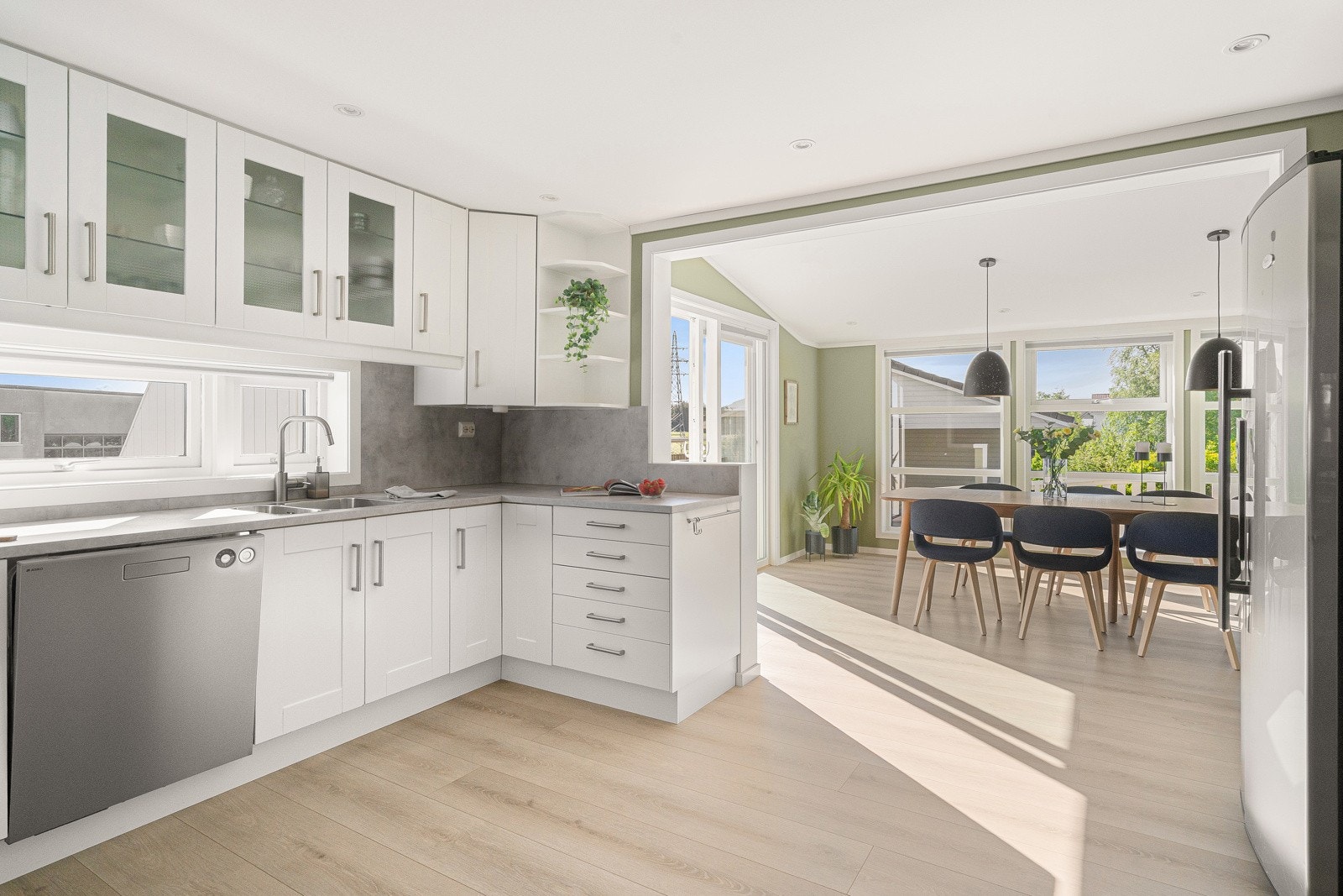 Kjøkkenet har integrert stekeovn, koketopp og mikro Galleribilde