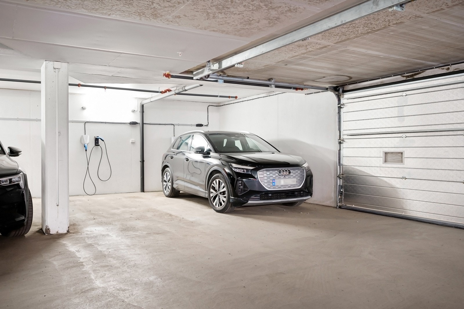 Garasjeplass med elbillader. Galleribilde