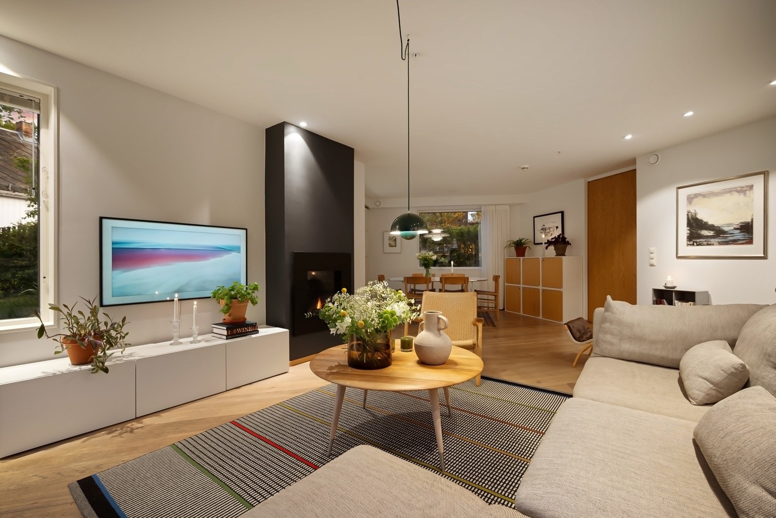 Stor og luftig stue med store vindusflater og god plass til salong med tilhørende møblement. Galleribilde