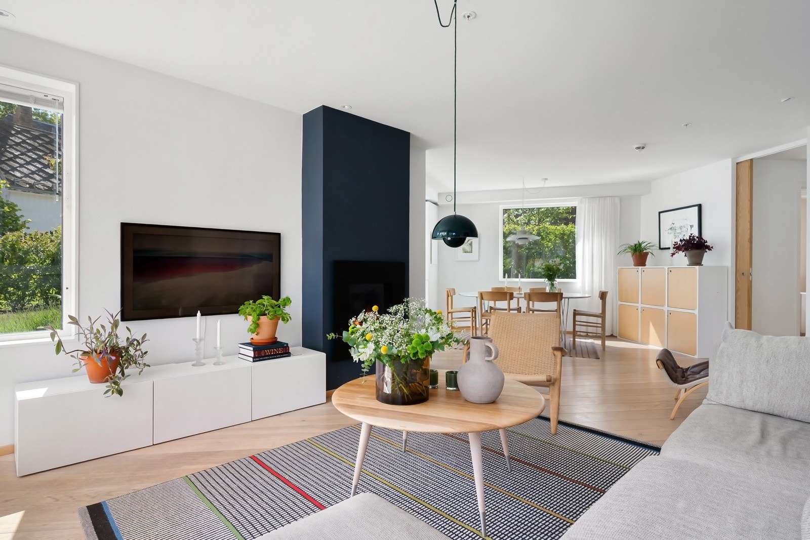 Stuen og spisestuen ligger i hver sin naturlige fløy. Galleribilde