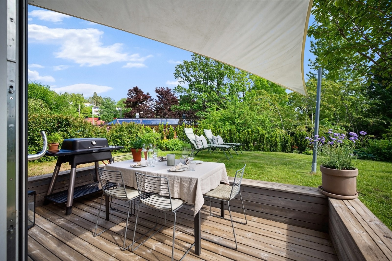 Enerett på usjenert uteareal med plan og brukervennlig hageparsel og en nedsenket terrasse på 8 m². Galleribilde