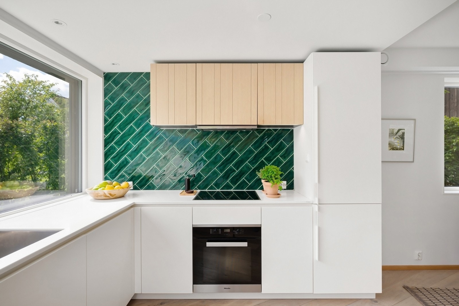 Integrerte hvitevarer som induksjonstopp, stekeovn, kjøl-/fryseskap og oppvaskmaskin fra Miele. Galleribilde