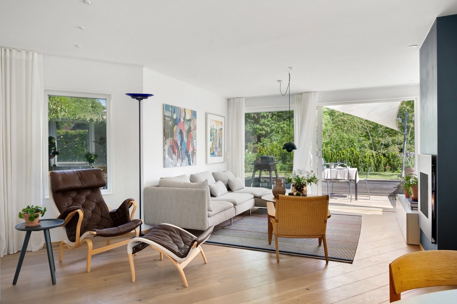 Stor og luftig stue med god plass til generøs salong med tilhørende møblement. Galleribilde