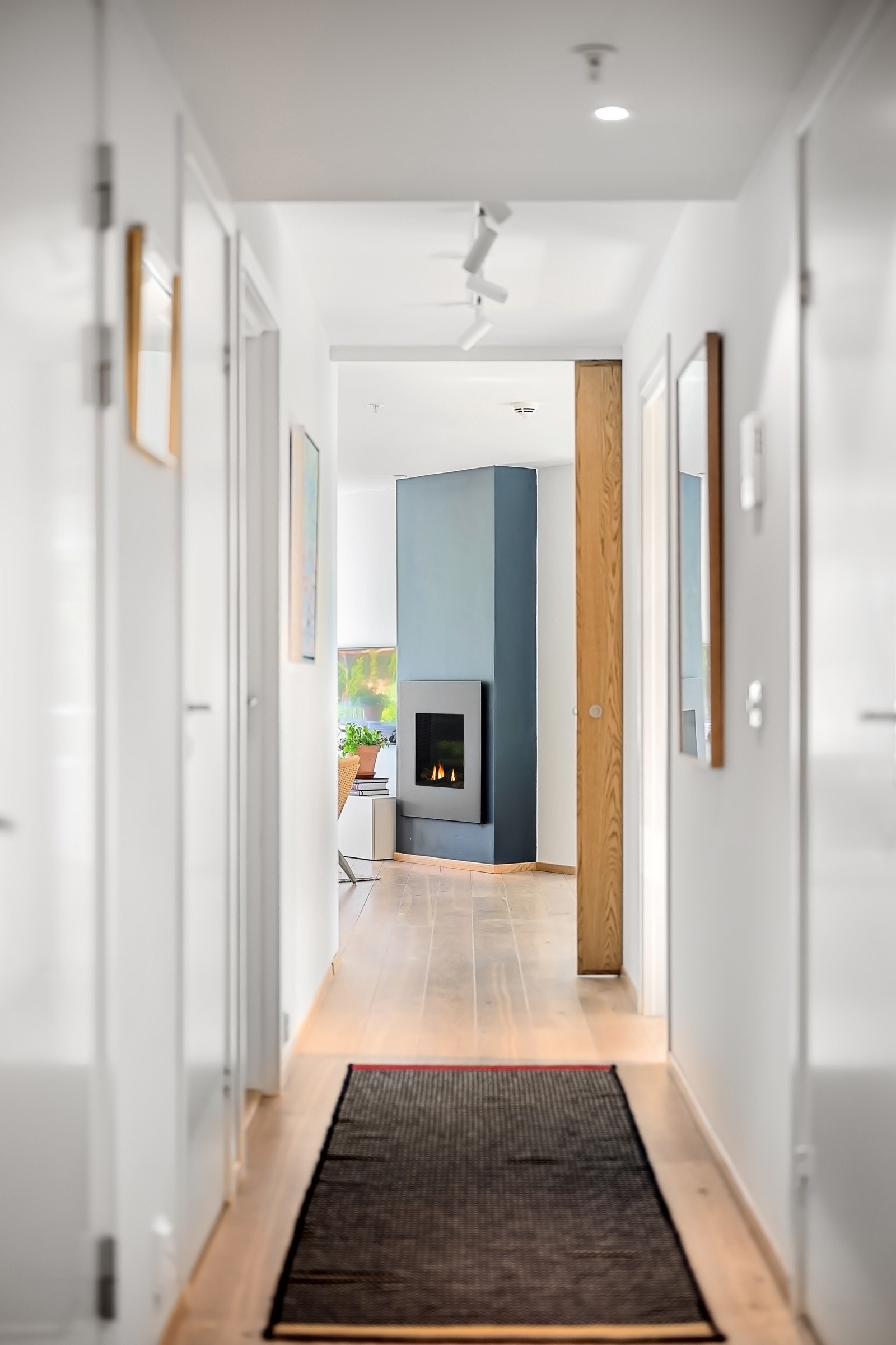 Lagringsplass i plassbygget skyvedørsgarderobe og i disponibel kjellerbod på 11 m². Galleribilde