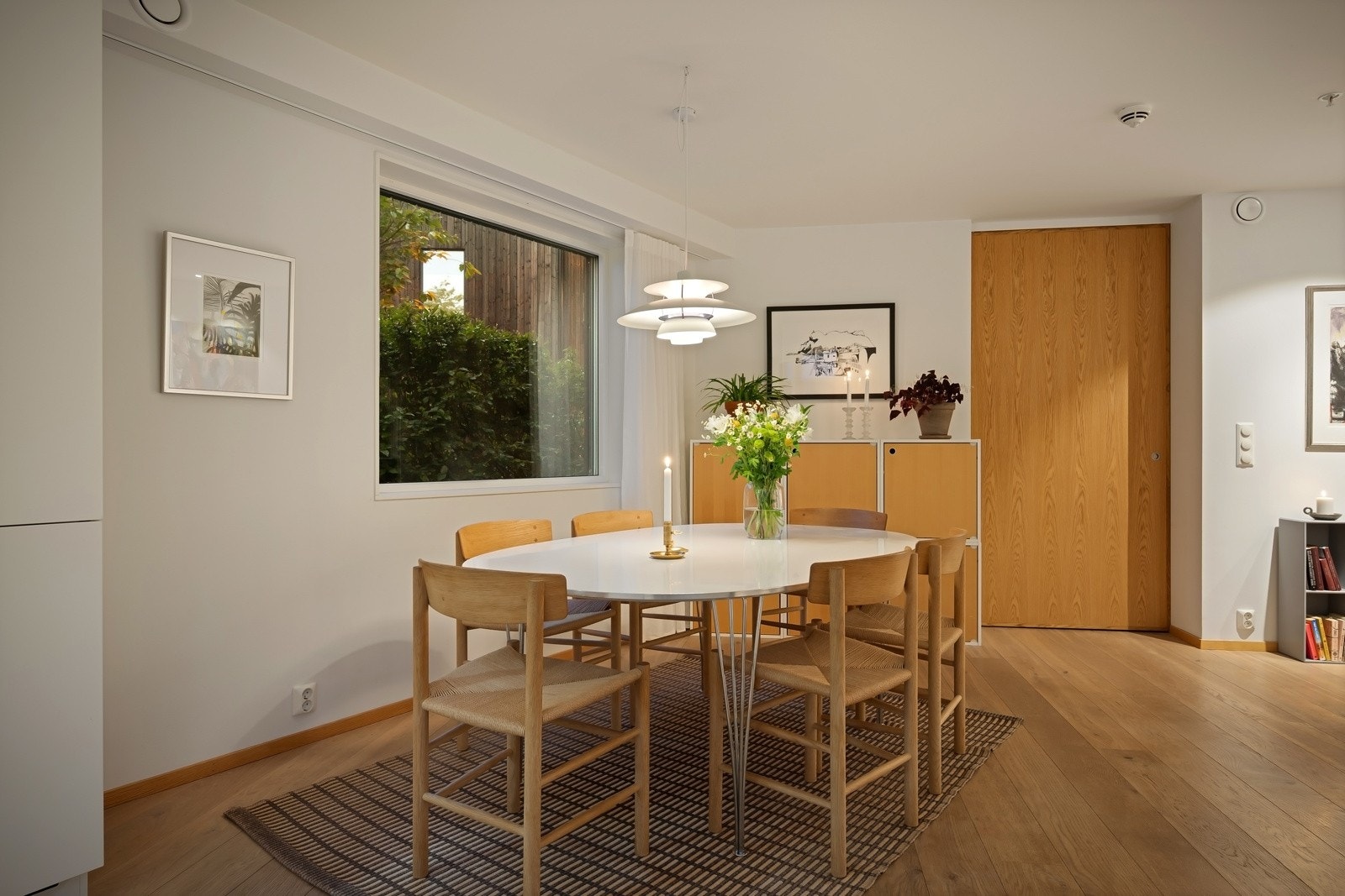 God plass til stort spisebord - Spisekjøkken og stue ligger i hver sin naturlige fløy. Galleribilde