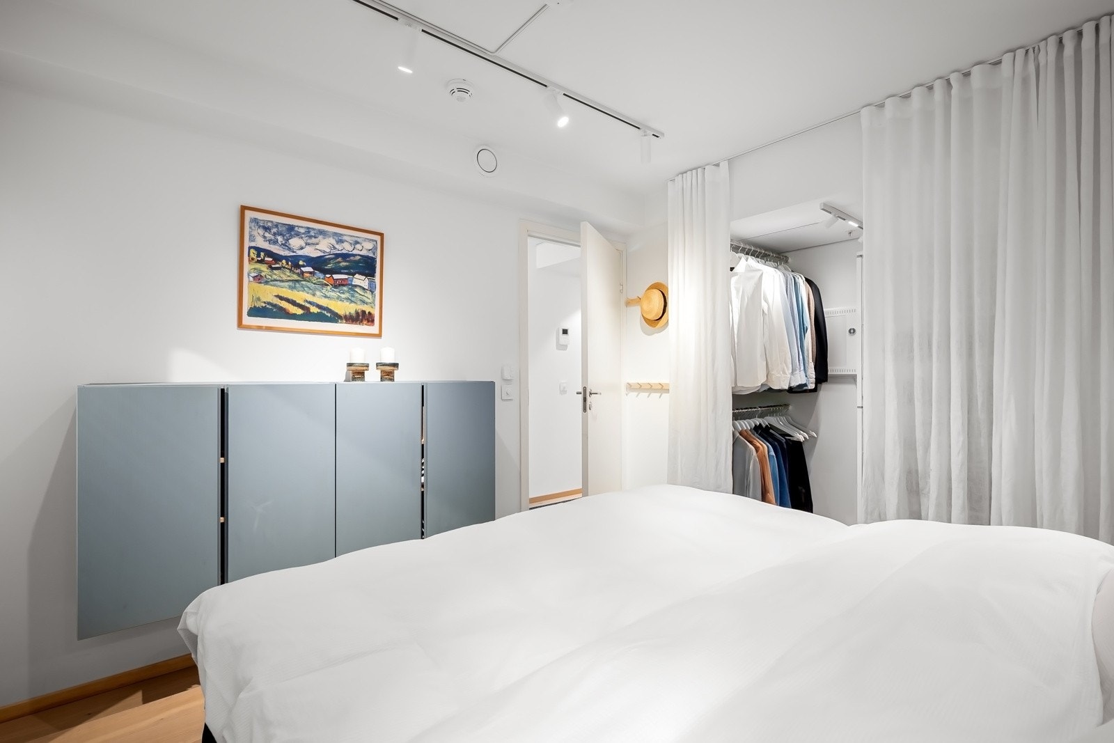 Lagringsplass i romslig garderoberom. Galleribilde