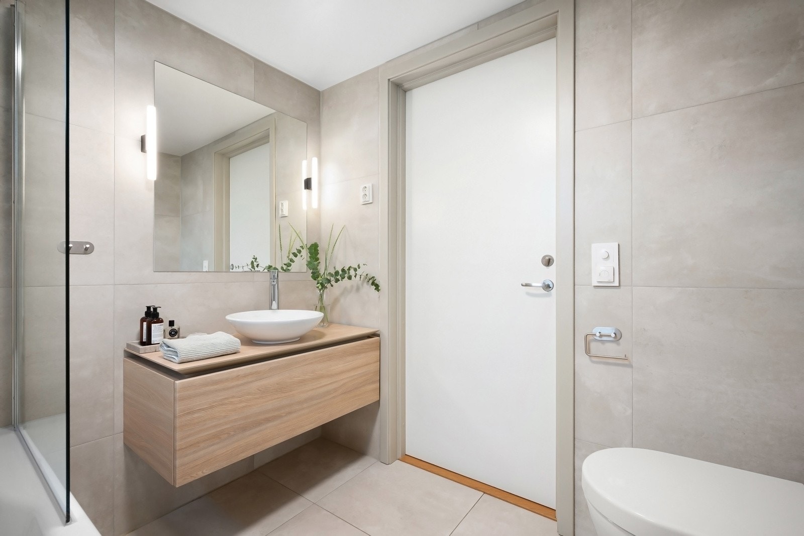 Innredning med bolleservant over bred skuffeseksjon - Gulvvarme og downlights i himling. Galleribilde