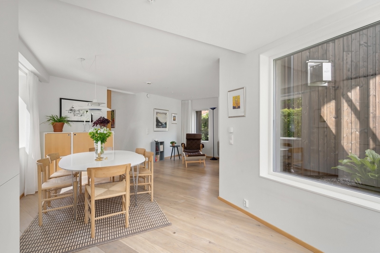 Fin plass til stort spisebord i overgangen mellom kjøkken og stue. Galleribilde