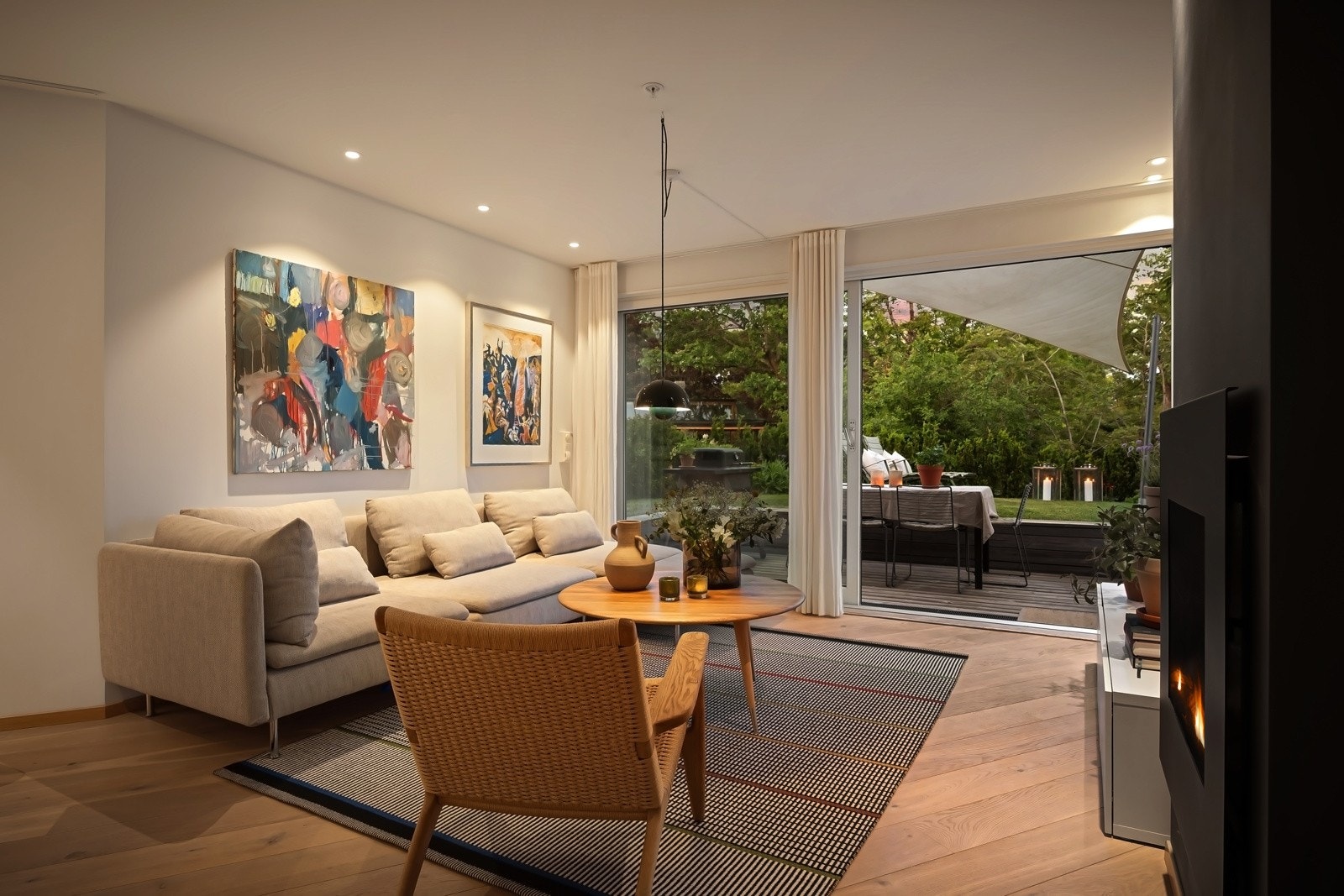 Moderne og tekniske kvaliteter som balansert ventilasjon og enstavs parkett med vannbåren varme i samtlige gulv. Galleribilde