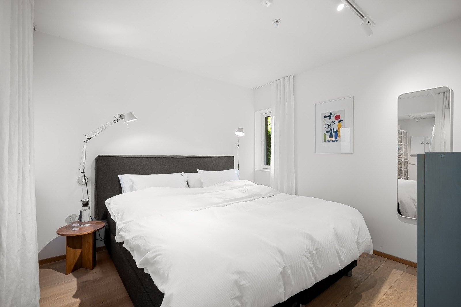 Hovedsoverom av god størrelse og fin plass til stor dobbeltseng med tilhørende møblement. Galleribilde