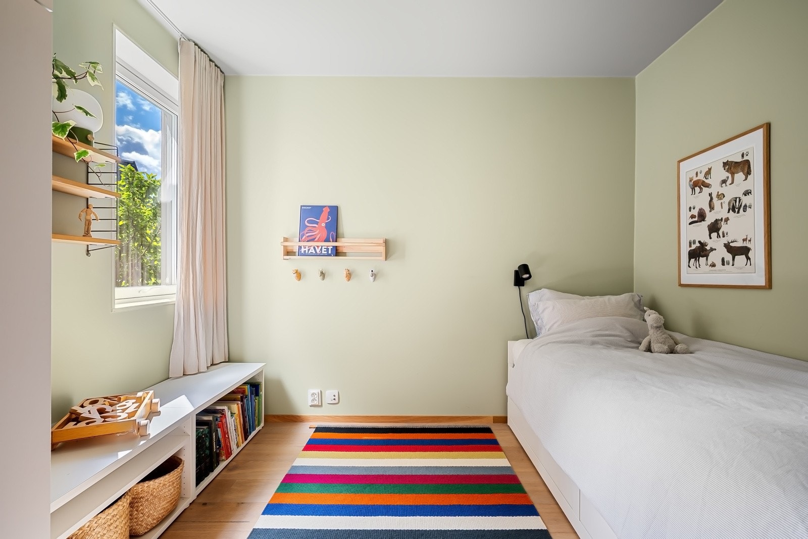 Soverom nr. 2 er også av fin størrelse - Plass til dobbeltseng og lagringsplass i garderobeskap. Galleribilde