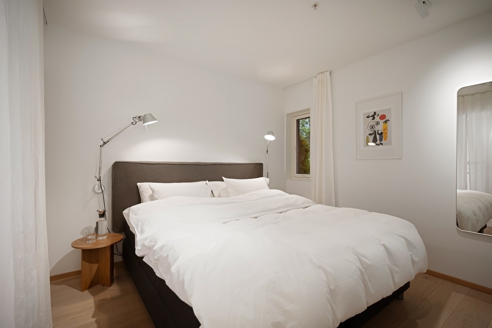 Boligen har tre soverom - Stor garderobedel på hovedsoverom. Galleribilde