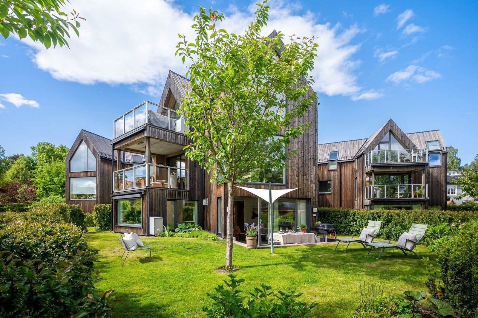 Sameiet har parkmessig opparbeidet felles tomt, som er delt opp slik at hver leilighet har enerett på egen parsell og flere flotte fellesarealer. Galleribilde