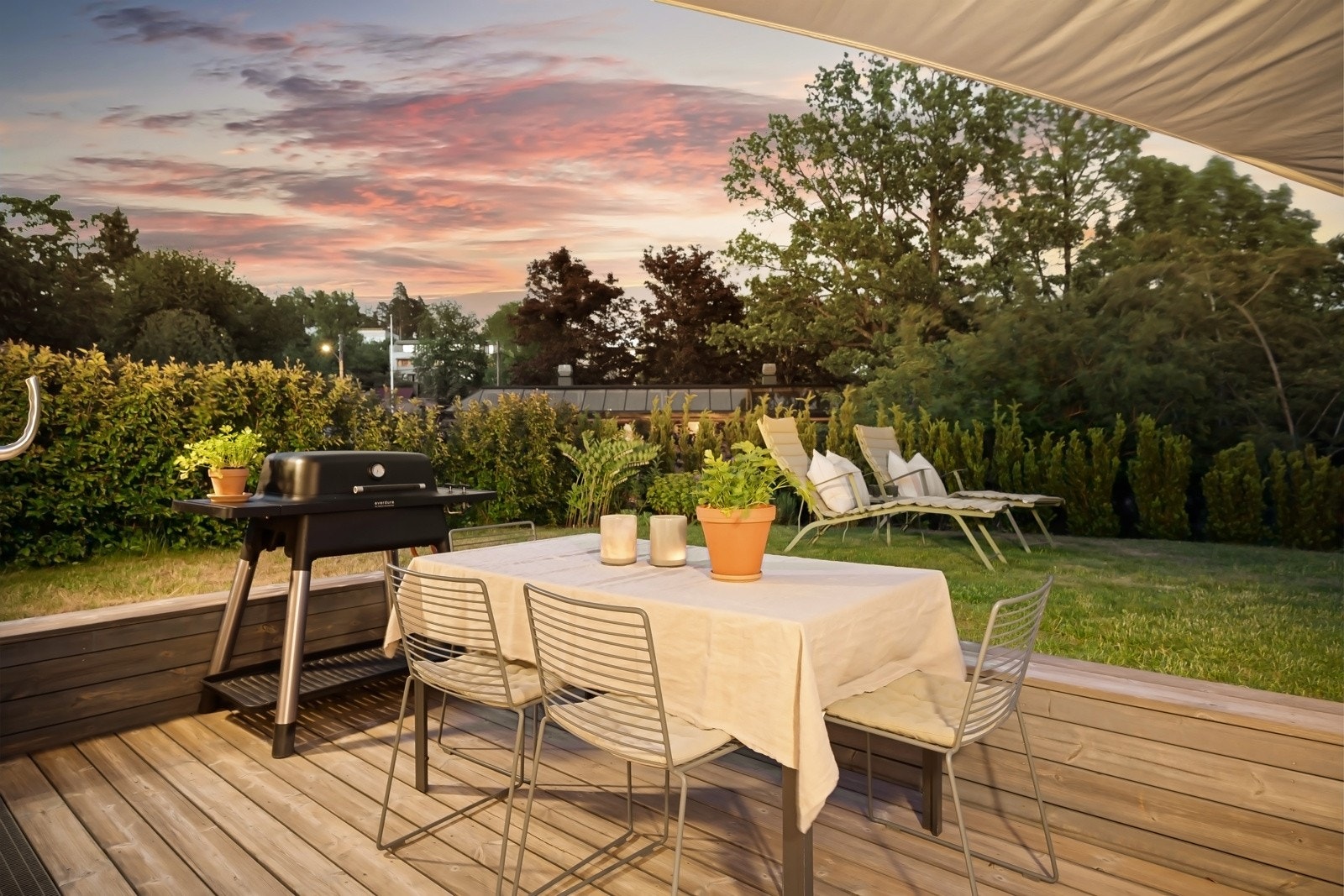 Enerett på en usjenert og idyllisk hageparsell med plan og brukervennlig hage - Nedsenket terrasse på 8 m². Galleribilde