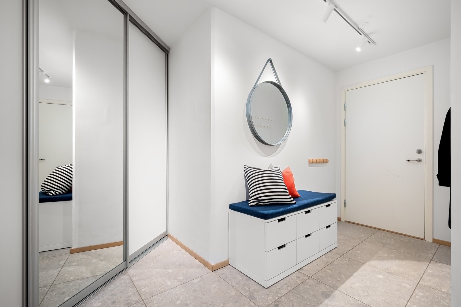 Innbydende entré og gang som sørger for et solid førsteinntrykk av boligen. Galleribilde