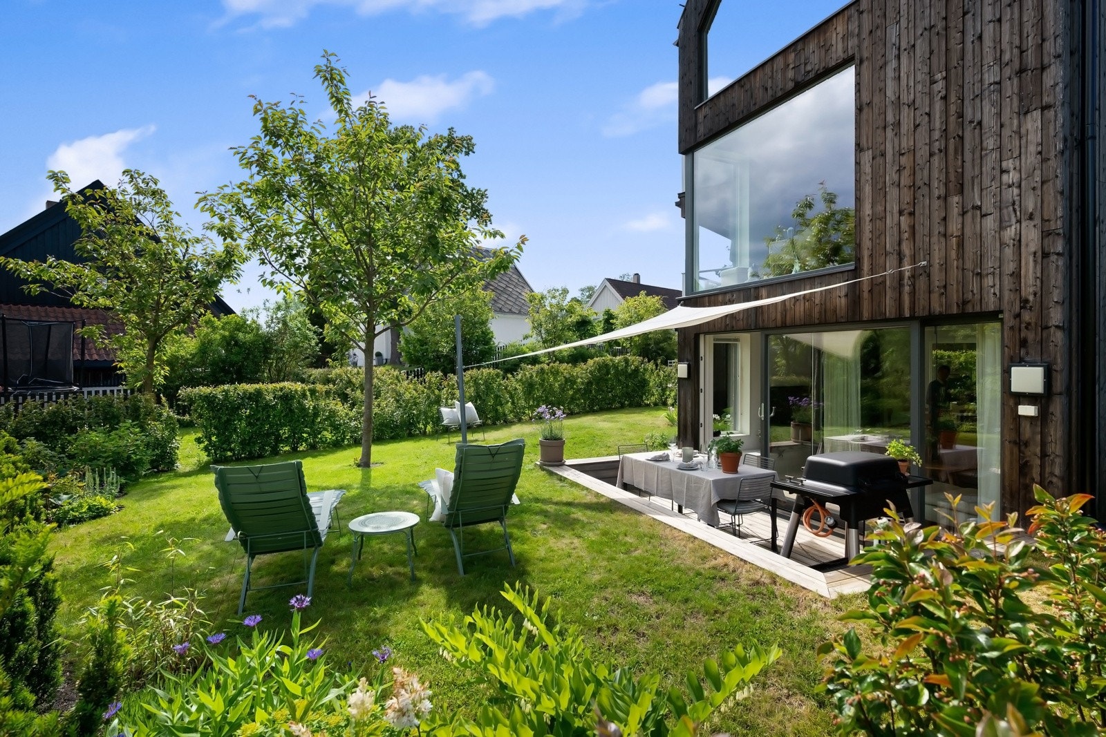 Glimrende solforhold med sol fra tidlig morgen og til sen kveld midtsommers. Galleribilde