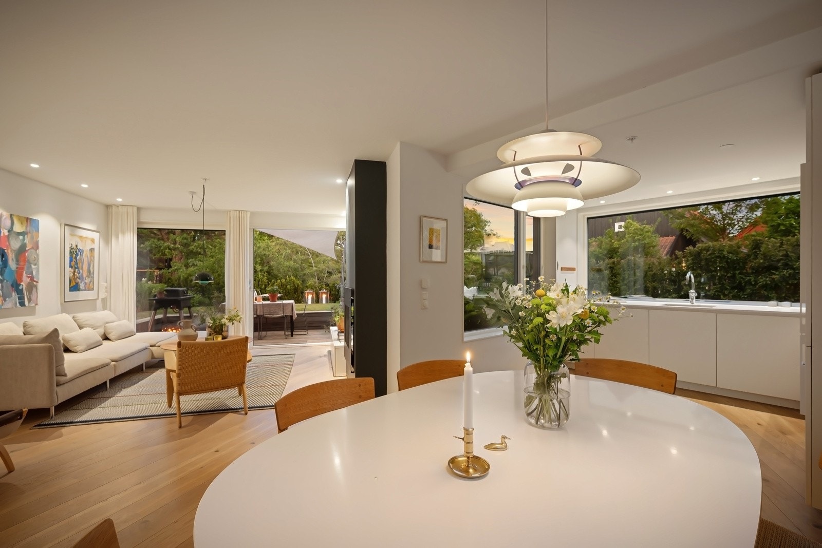 Generøst allrom med store vindusflater i tre himmelretninger og svært begrenset innsyn. Galleribilde