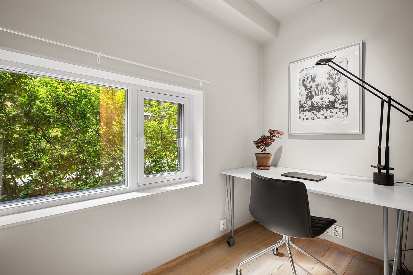 Soverom nr. 3 passer utmerket som barnerom/gjesterom/kontor - Lagring i åpen garderobeløsning. Galleribilde