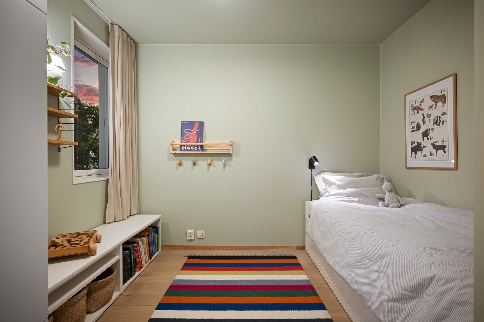 Soverom nr. 2 er også av fin størrelse og har plass til dobbeltseng med tilhørende møblement. Galleribilde