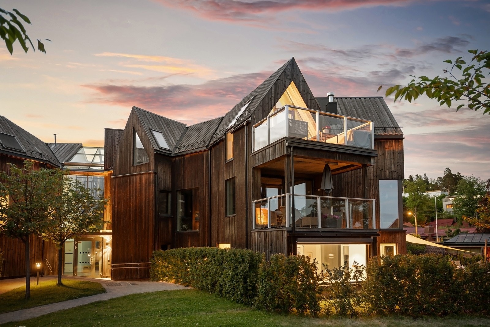 Leiligheten har en sjeldent idyllisk og usjenert beliggenhet i et eksklusivt boligsameie på kun 8 seksjoner. Galleribilde