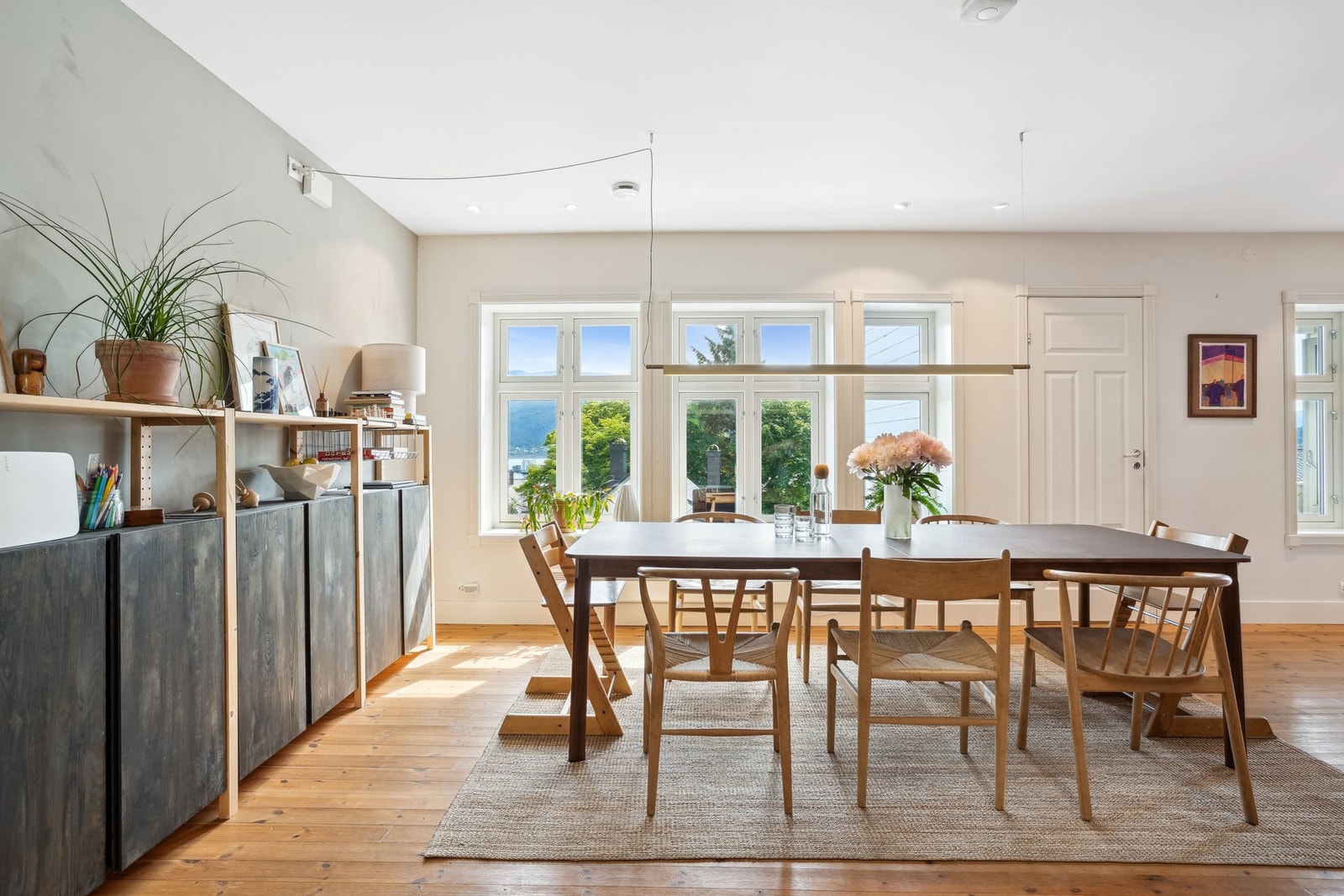 Her har du god plass til en stor spisegruppe som inviterer til morgenro - Galleribilde