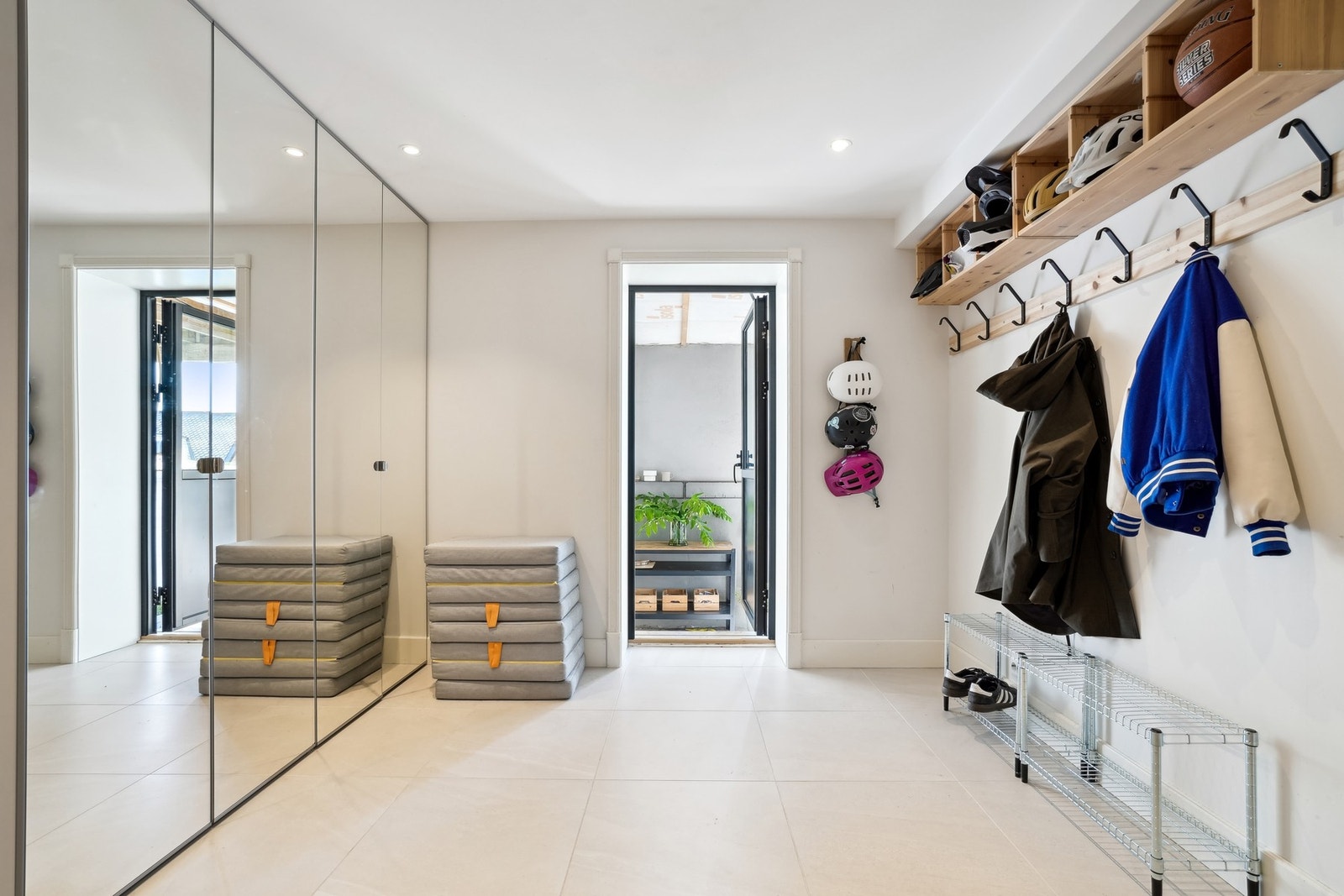 Fra hallen, som har en stor speilgarderobe, er det tilkomst til - Galleribilde