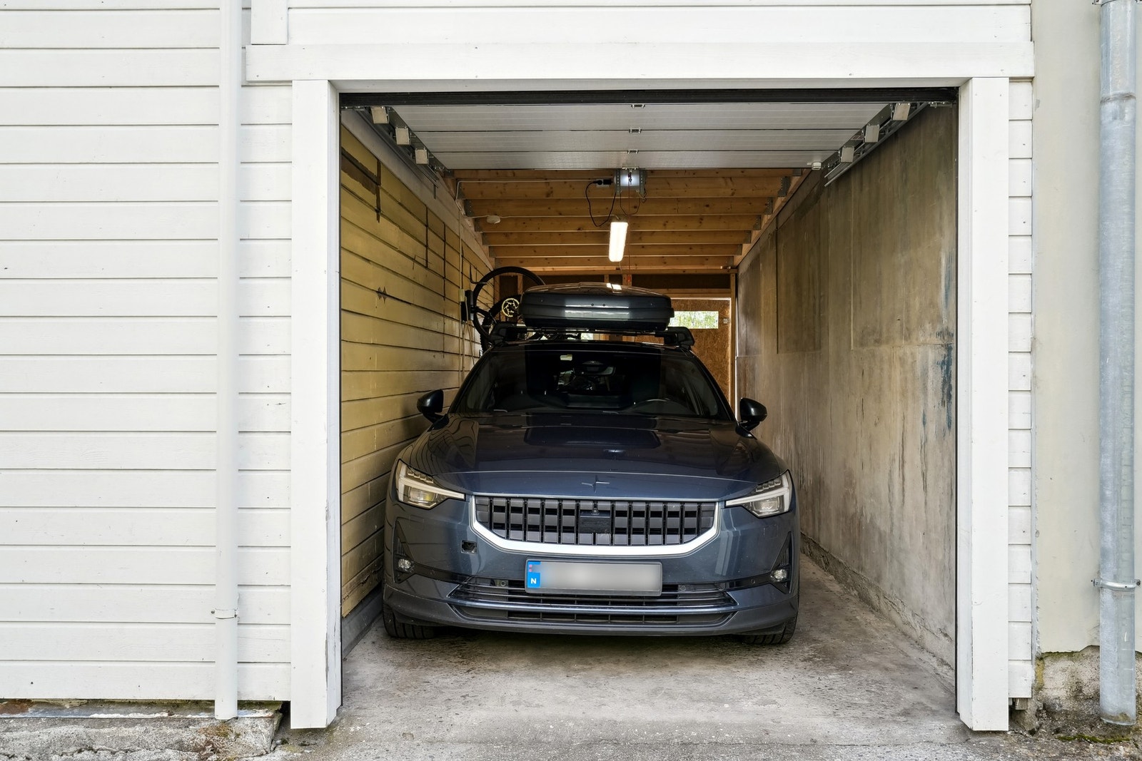 Det medfølger garasje med el-port og elbil-lader. Galleribilde