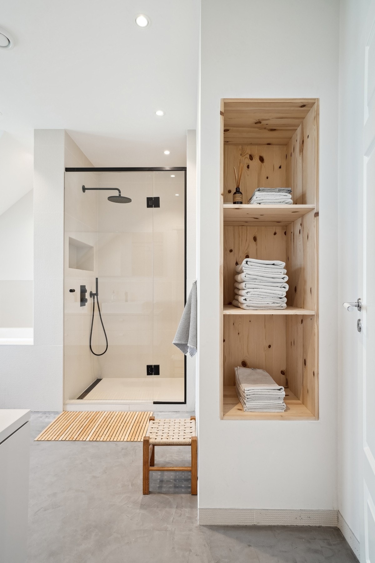 Detaljene teller - her får du et bad med smarte løsninger og naturlige materialer. Galleribilde