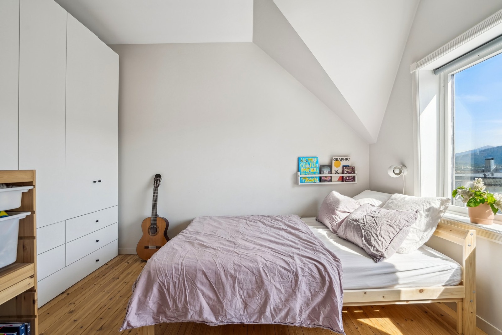 Det er god plass til ønsket sengestørrelse, skrivebord og her er det satt inn garderobeskap. Galleribilde