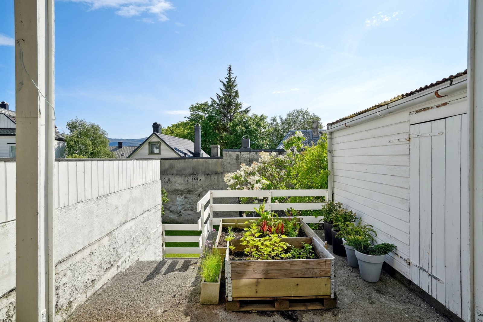 Det er godt med lagringsplass i både innvendige og utvendige boder. Her kan du også ha din egen urtehage. Galleribilde