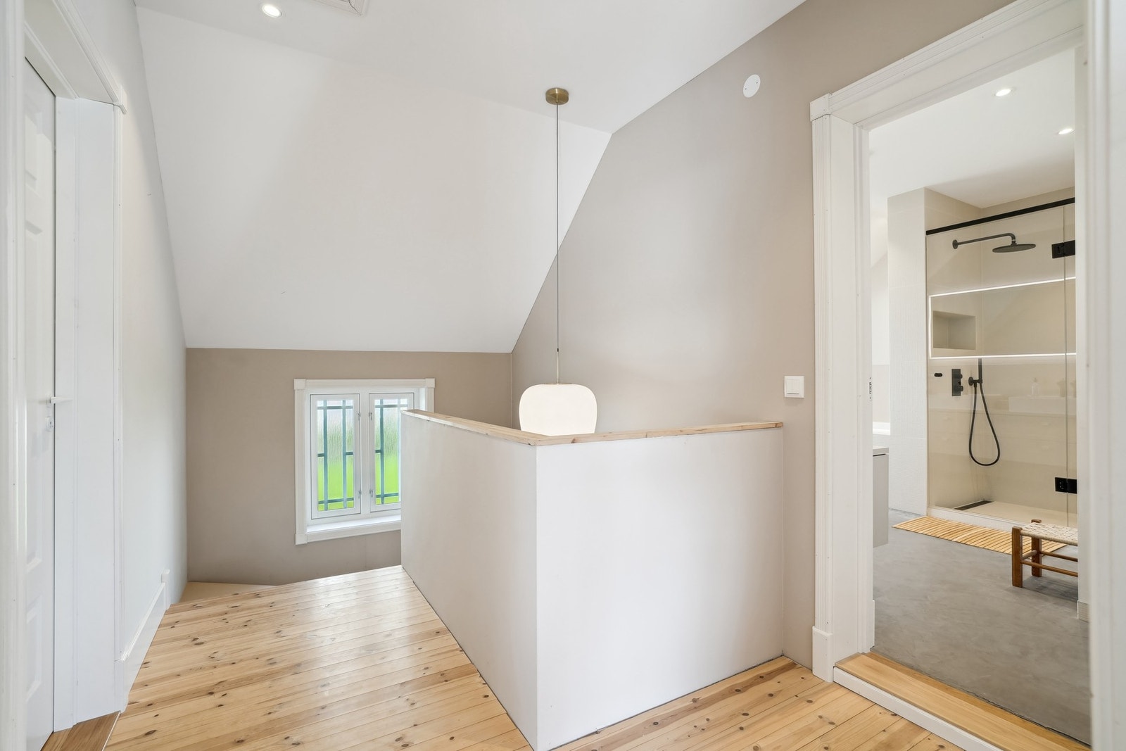 Vi tar turen opp til loftsetasjen, her har du blant annet tre soverom og et lekkert velværebad. Galleribilde