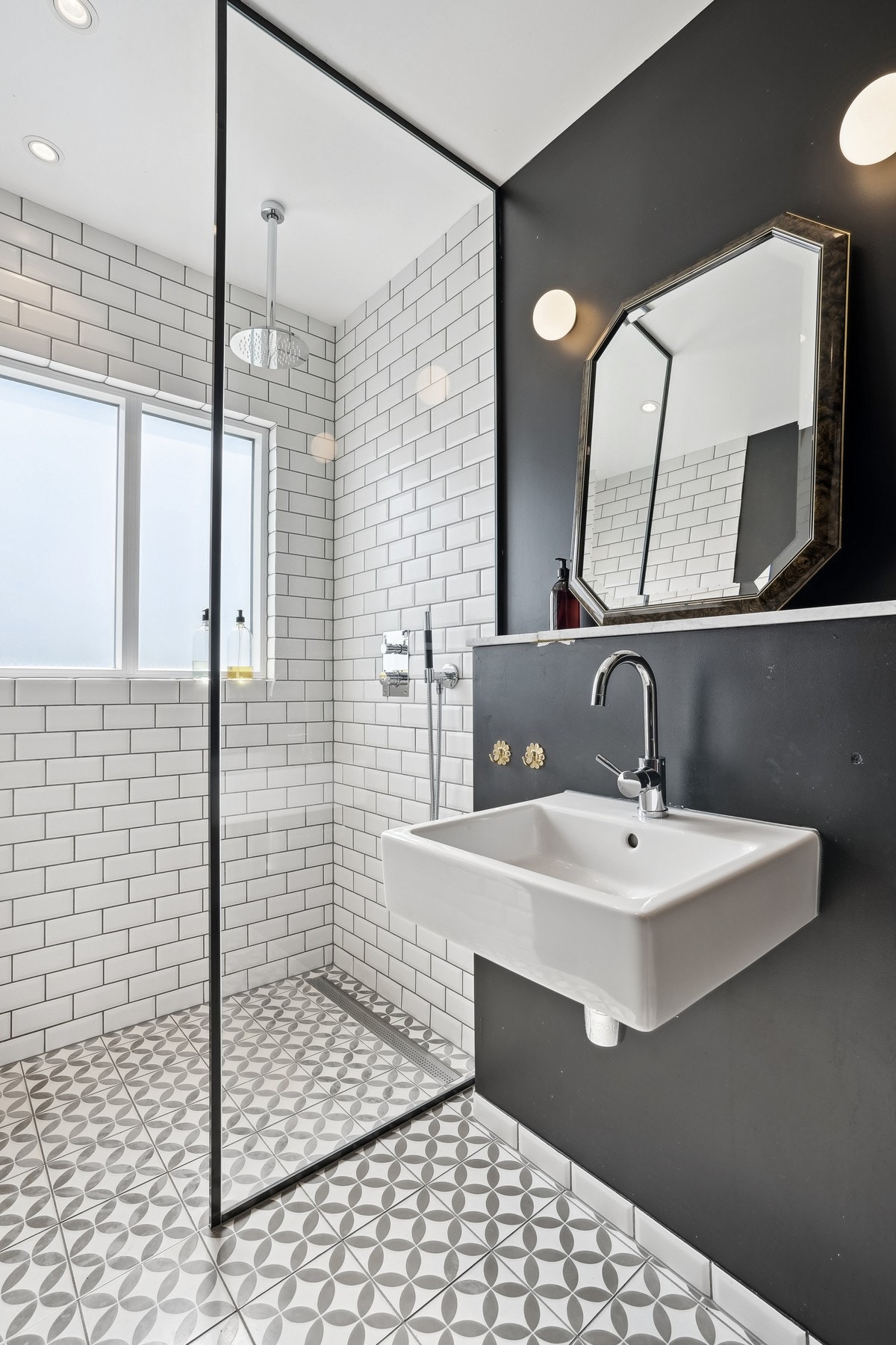 Badet er innredet med vegghengt toalett, servant og dusjnisje med regnfallsdusj. Galleribilde