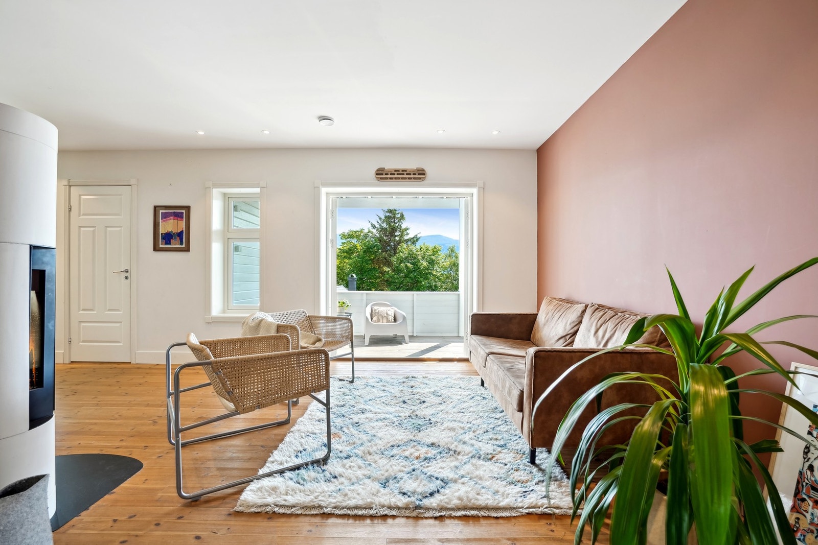 Stuen er romslig med god plass til innredning i flere soner. Galleribilde