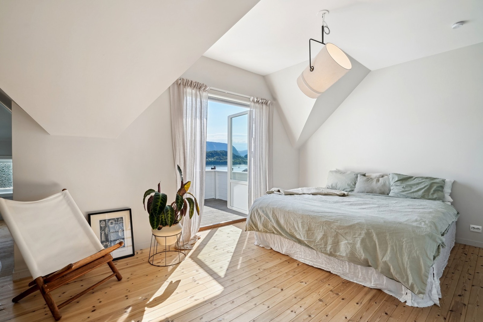 Hovedsoverommet er svært romslig og har en luftig atmosfære. Galleribilde