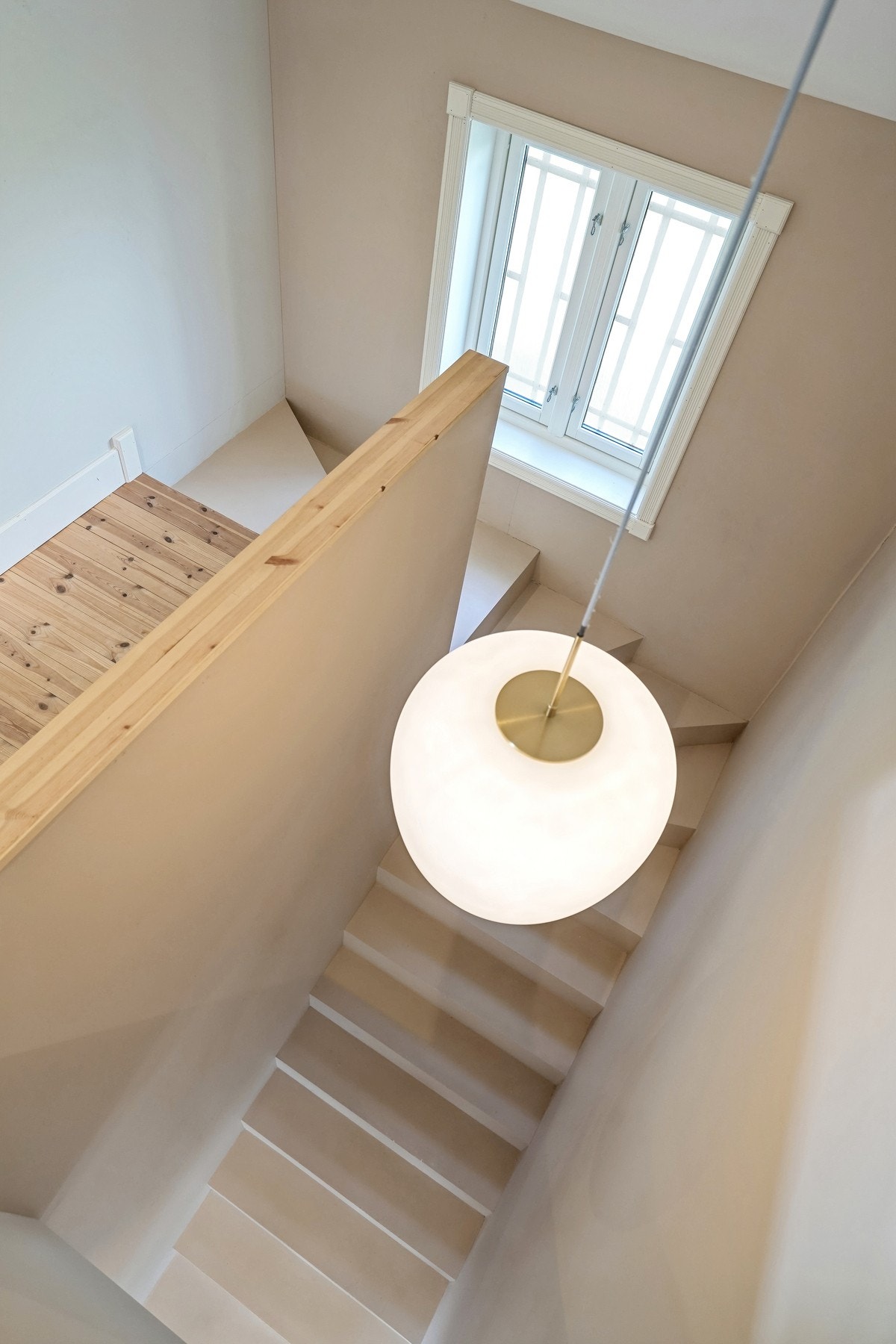 Plassbygde trapper mellom etasjene gir boligen et unikt særpreg. Galleribilde