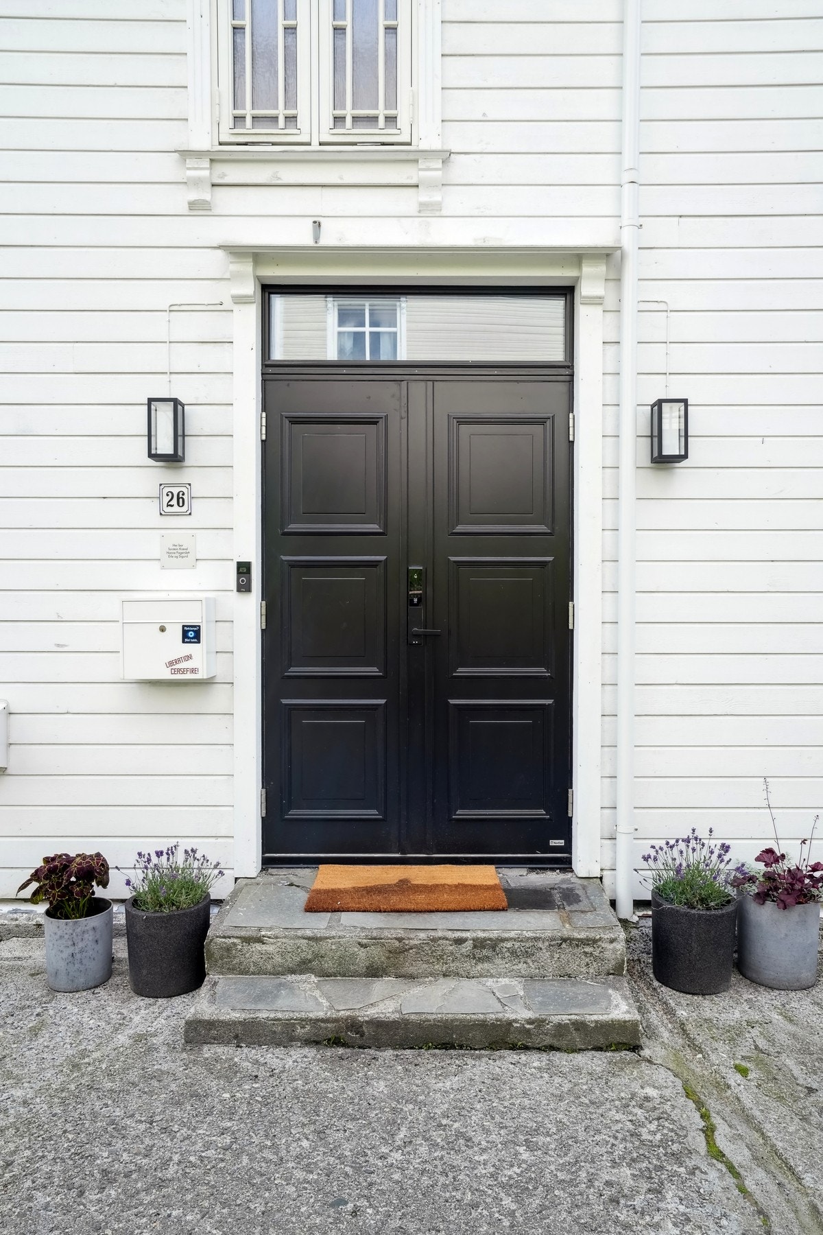 Inngangsparti med tofløyet dør på nordsiden. Galleribilde